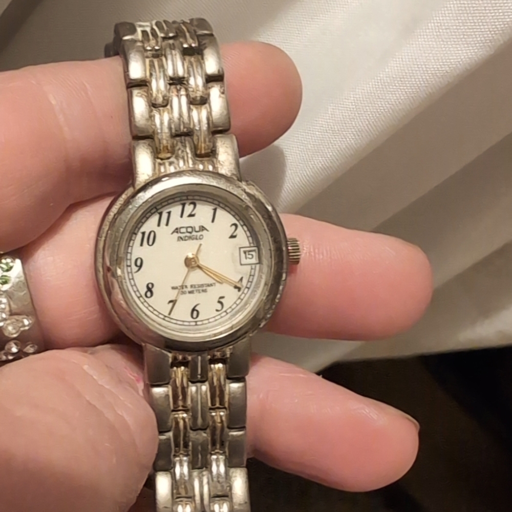 Women's Acqua Timex women's watch. Calendar on watch face